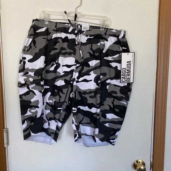 Almost famous Kirko, Bermuda, black, white gray, camo 3X men’s - Picture 1 of 6